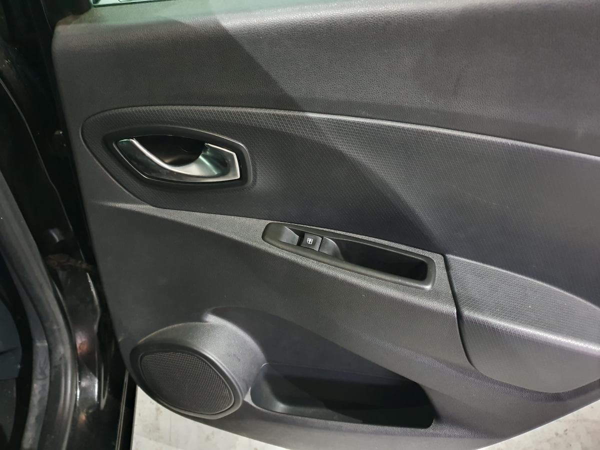 Renault Clio 1.5 DCI · Ano 2014 — image 21