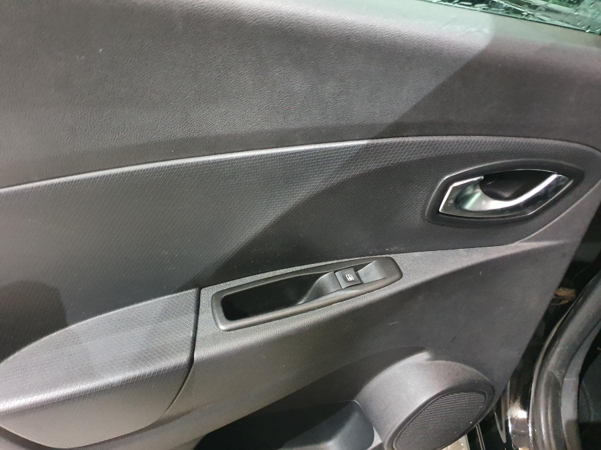 Renault Clio 1.5 DCI · Ano 2014 — image 25