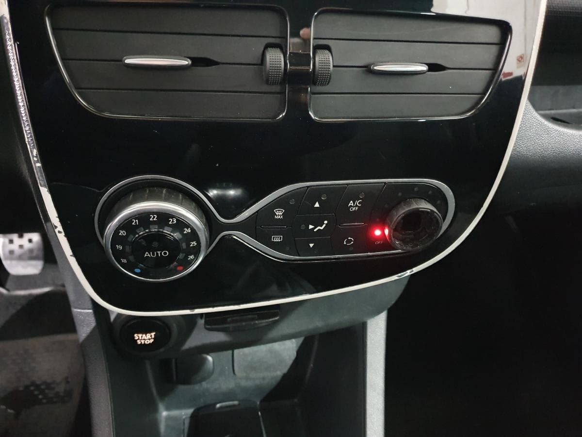 Renault Clio 1.5 DCI · Ano 2014 — image 27