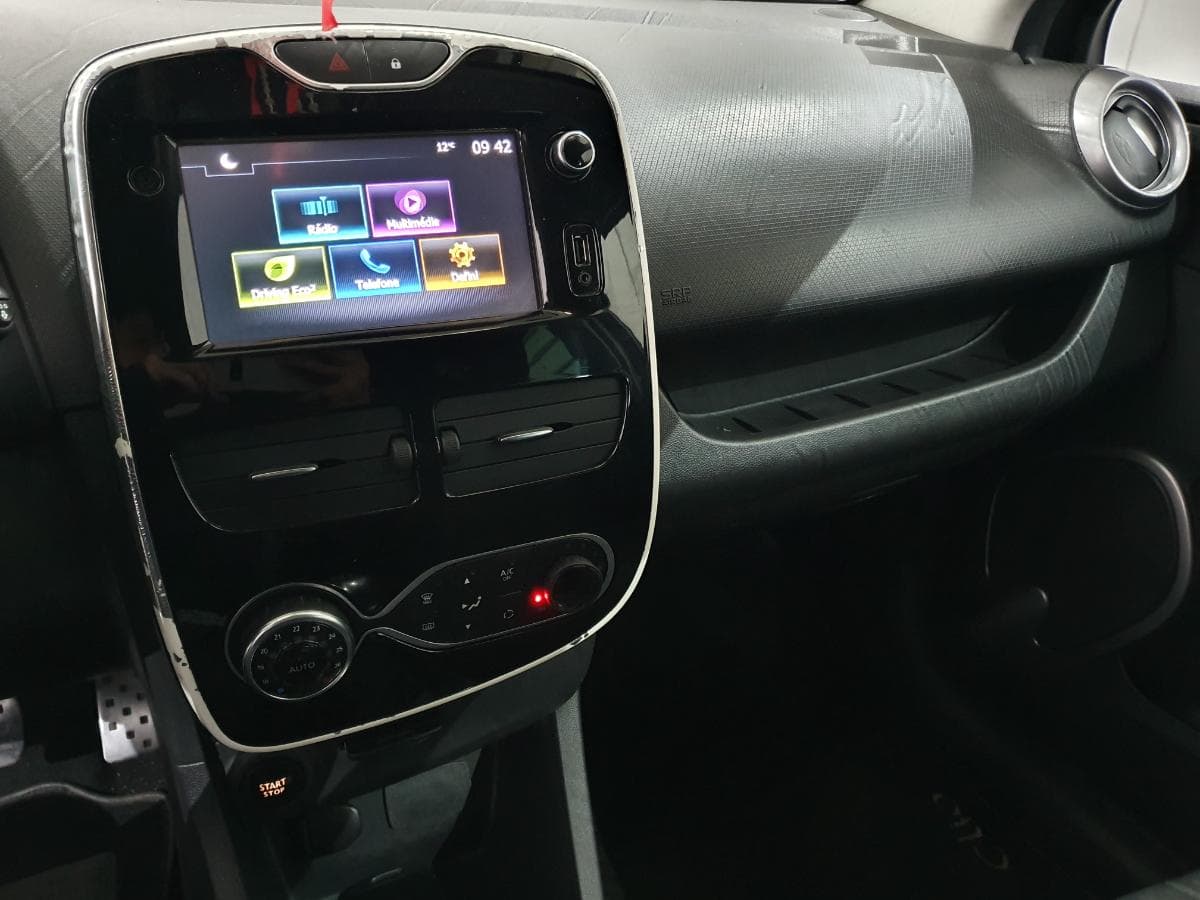 Renault Clio 1.5 DCI · Ano 2014 — image 31