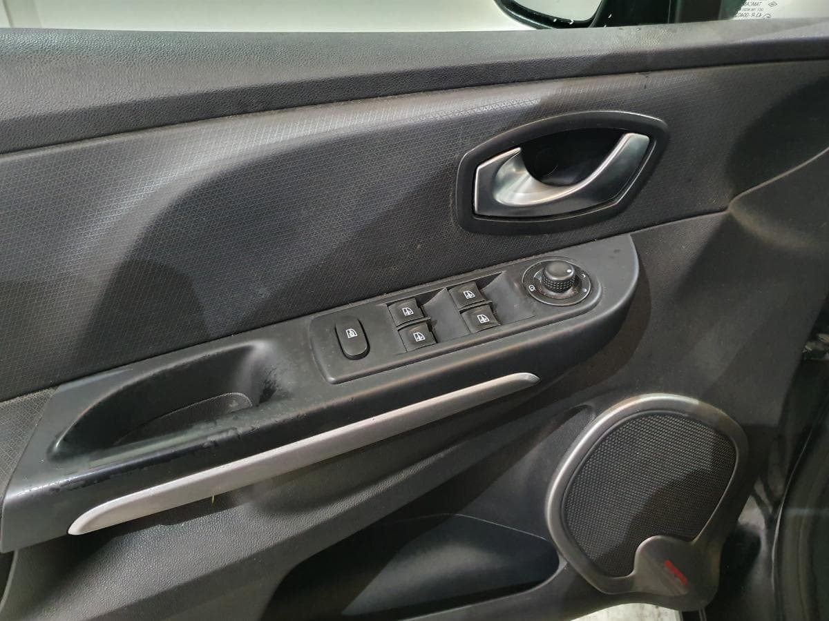 Renault Clio 1.5 DCI · Ano 2014 — image 37