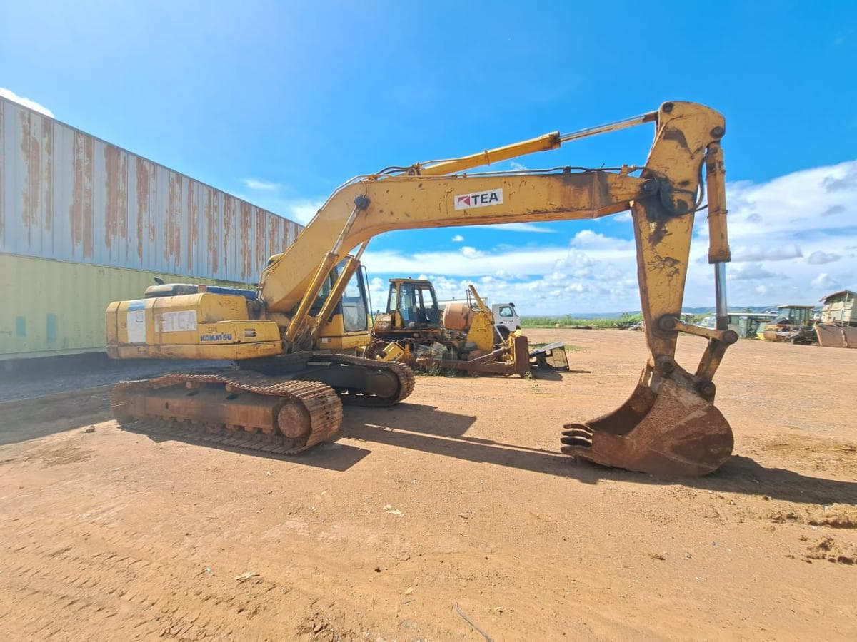 Escavadora de rastos Komatsu PC220 -7 · Samba Caju — image 11