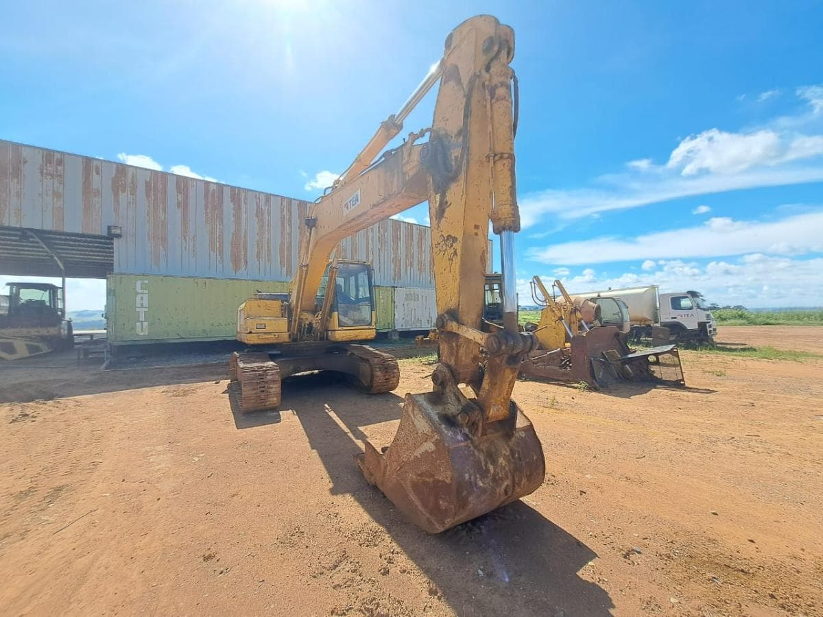 Escavadora de rastos Komatsu PC220 -7 · Samba Caju — image 12