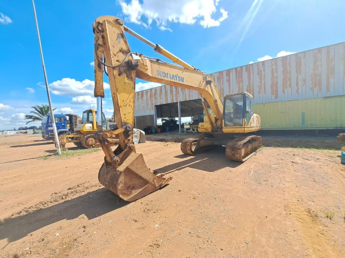 Escavadora de rastos Komatsu PC220 -7 · Samba Caju — image 16