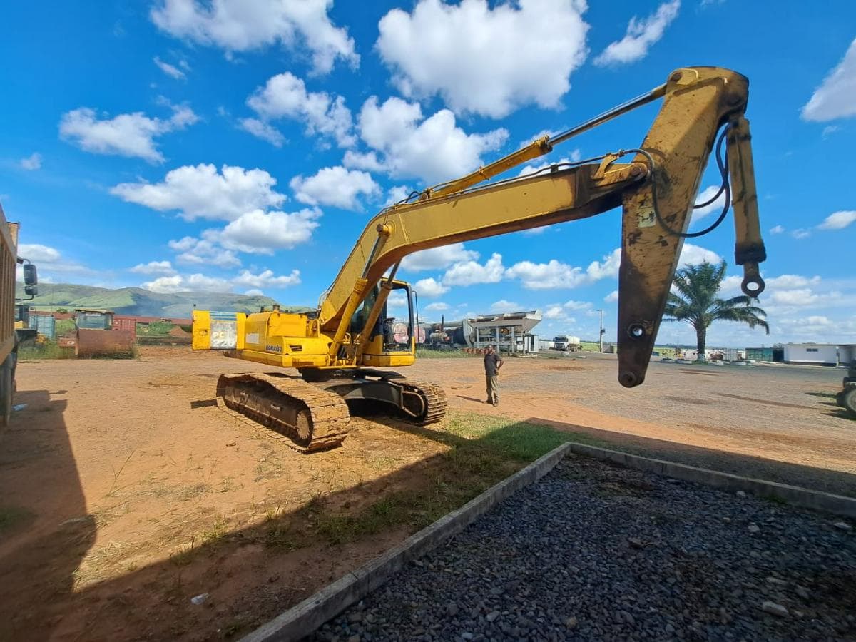 Escavadora de rastos Komatsu PC220 -7 · Samba Caju — imagen 1