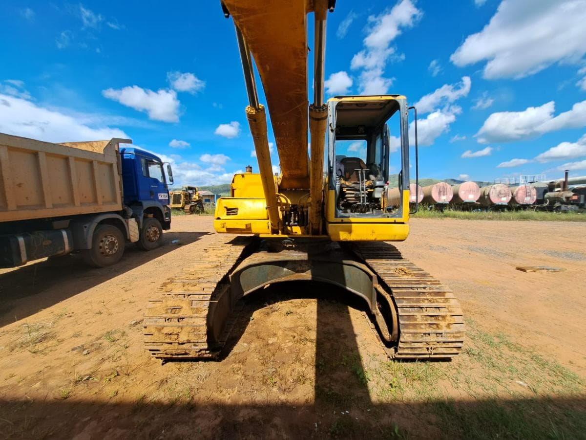Escavadora de rastos Komatsu PC220 -7 · Samba Caju — imagen 4