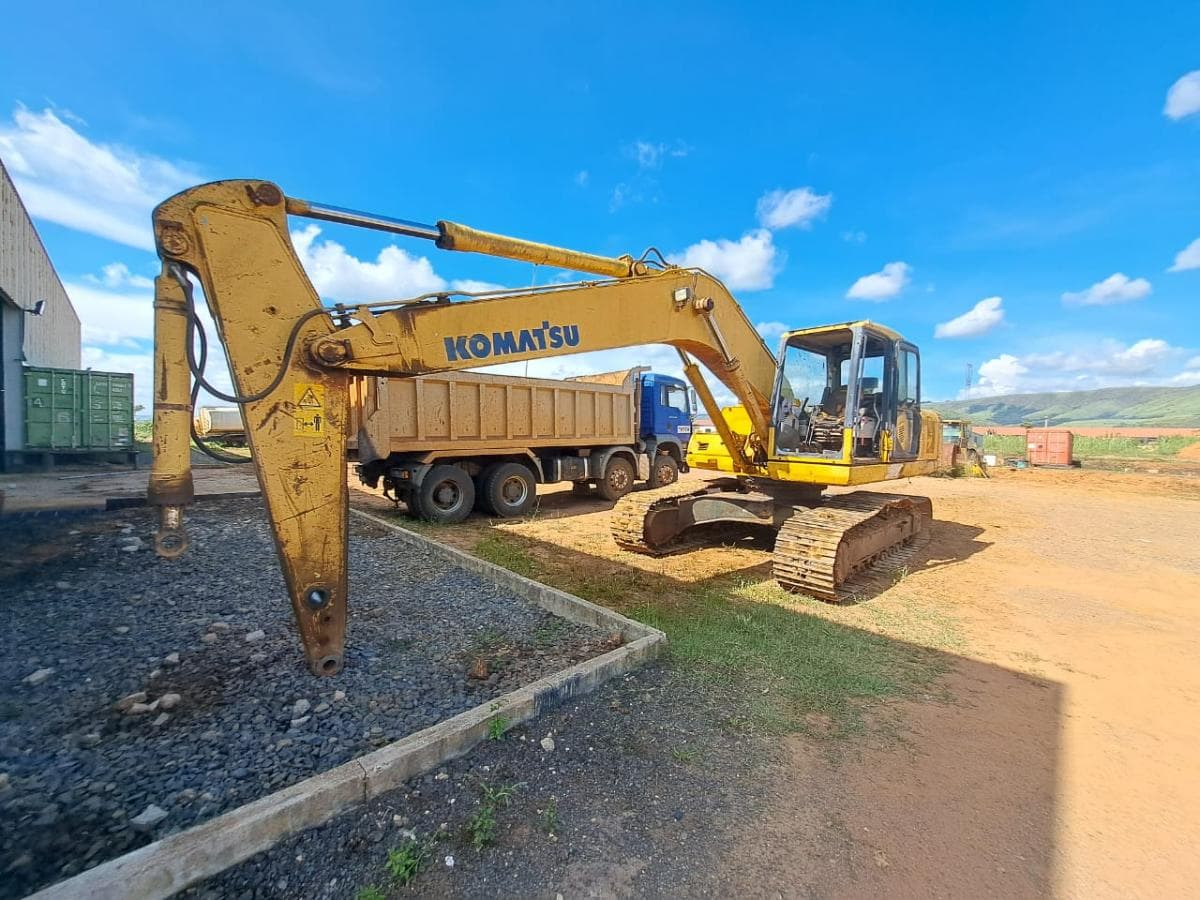 Escavadora de rastos Komatsu PC220 -7 · Samba Caju — imagen 5