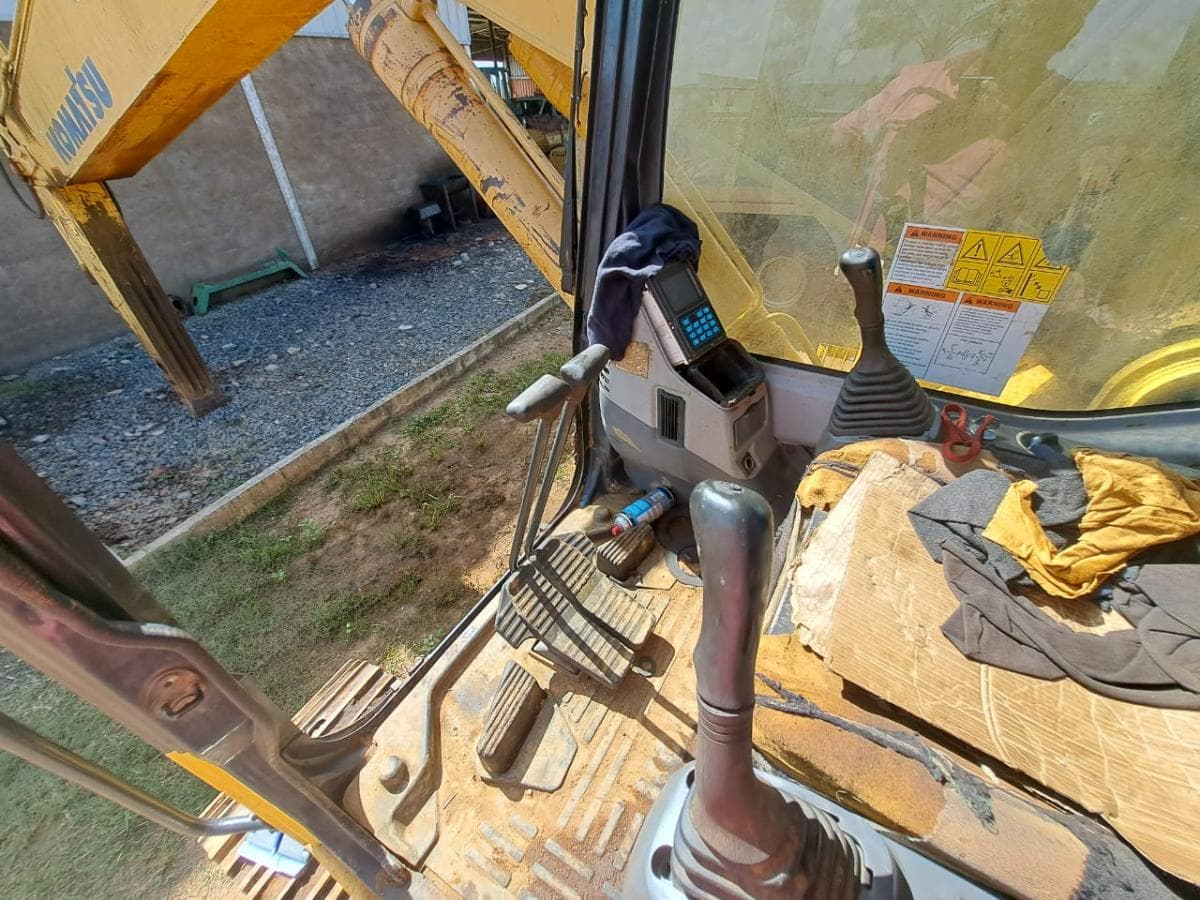 Escavadora de rastos Komatsu PC220 -7 · Samba Caju — imagen 7