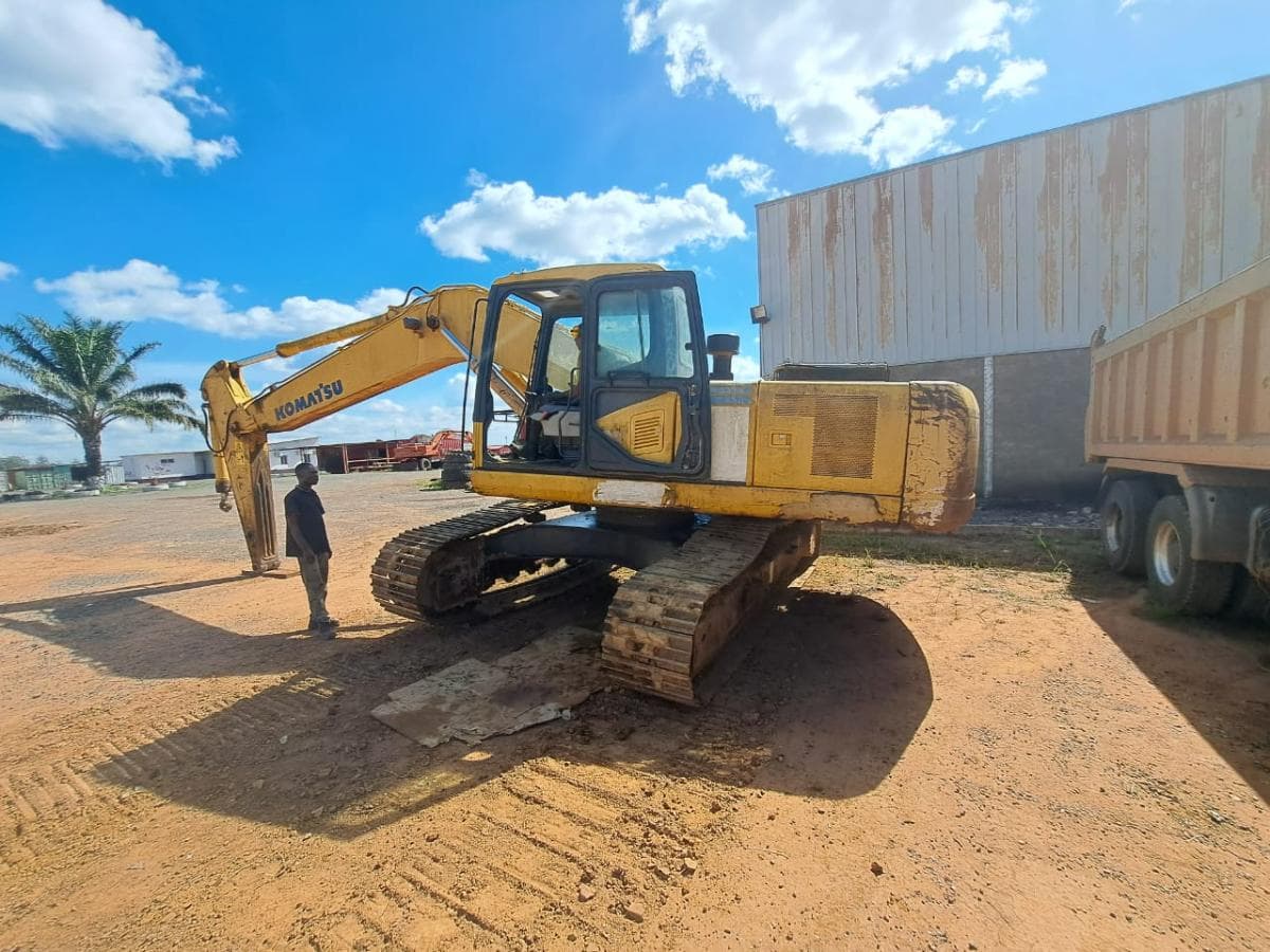 Escavadora de rastos Komatsu PC220 -7 · Samba Caju — imagen 16