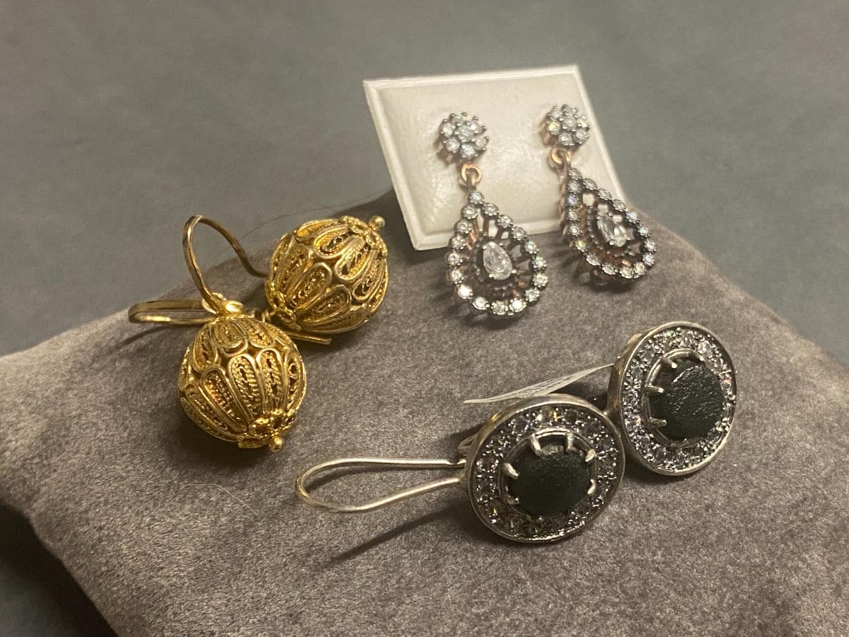 Boucles d'oreilles en argent et autres matériaux — image 1