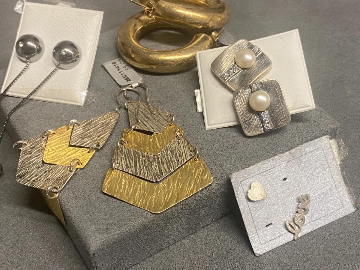 Boucles d'oreilles en argent et autres matériaux — image 1