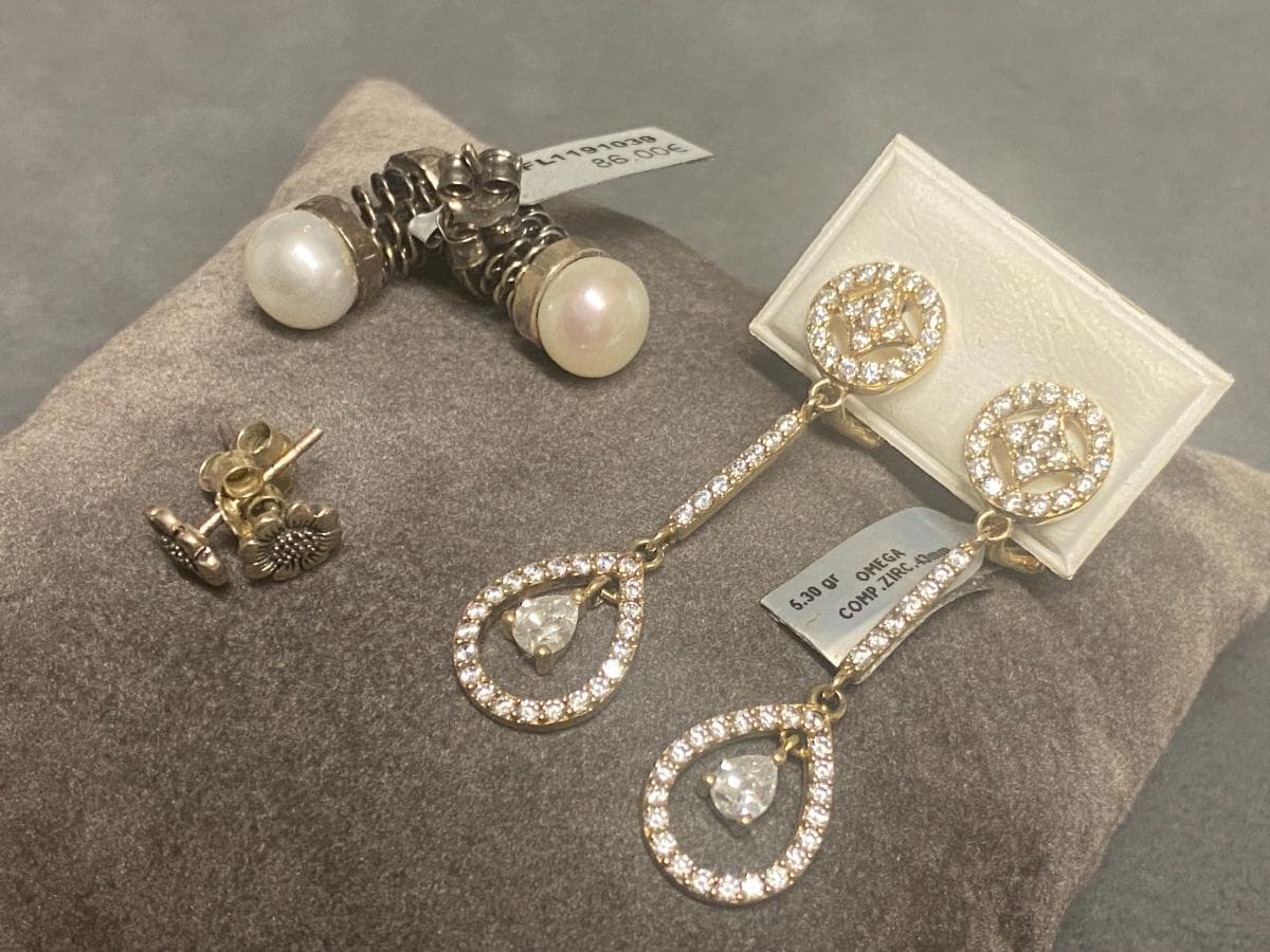 Boucles d'oreilles en argent et autres matériaux — image 1