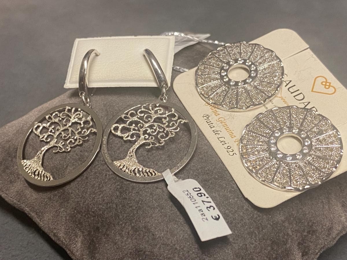 Boucles d'oreilles en argent et autres matériaux — image 1