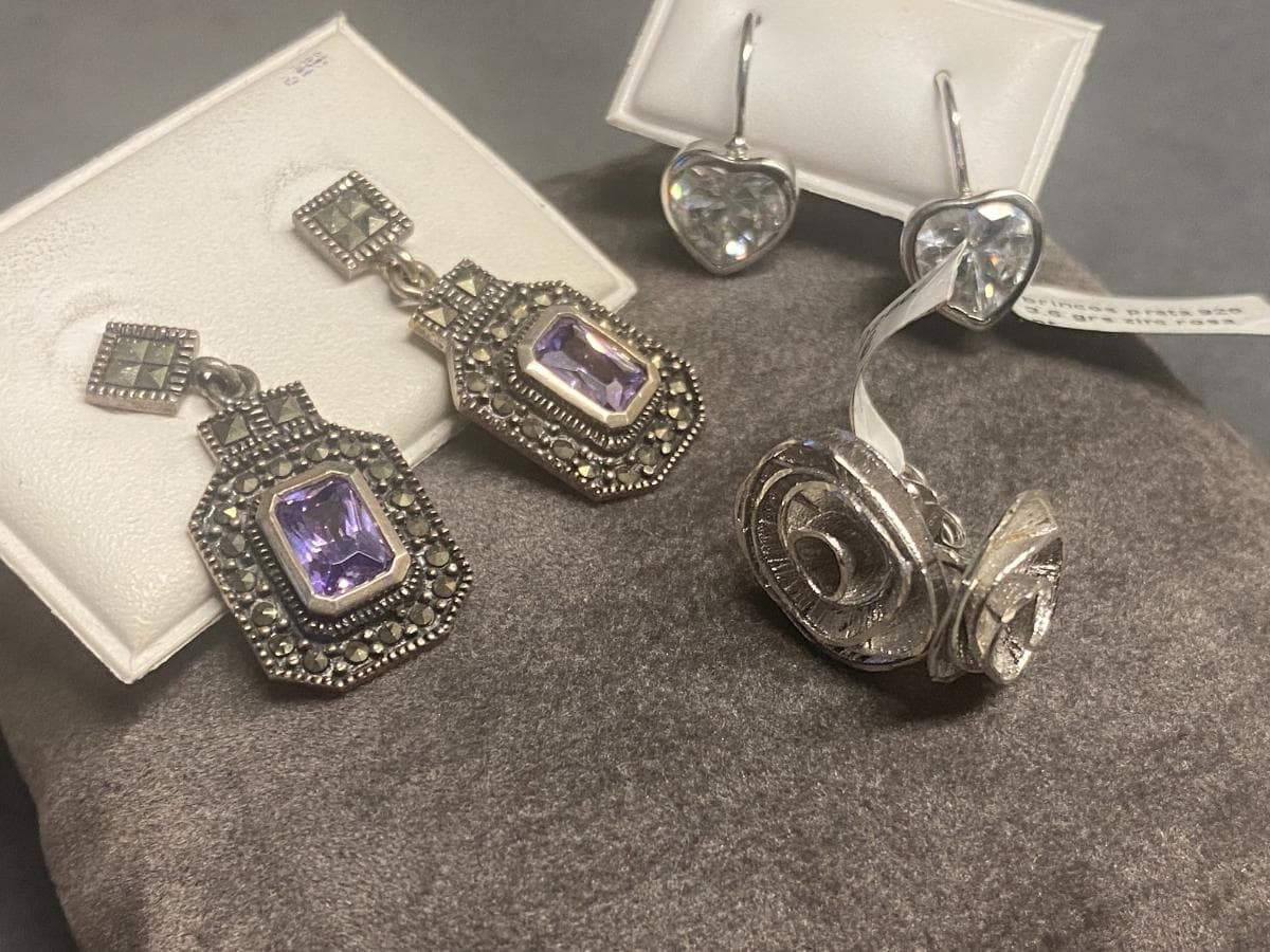 Boucles d'oreilles en argent et autres matériaux — image 1