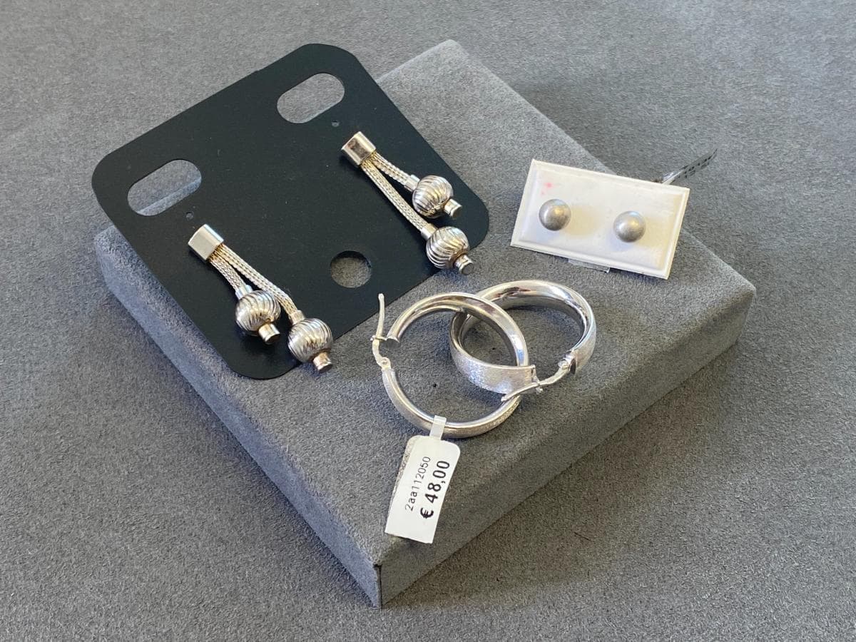 Boucles d'oreilles en argent et autres matériaux — image 1