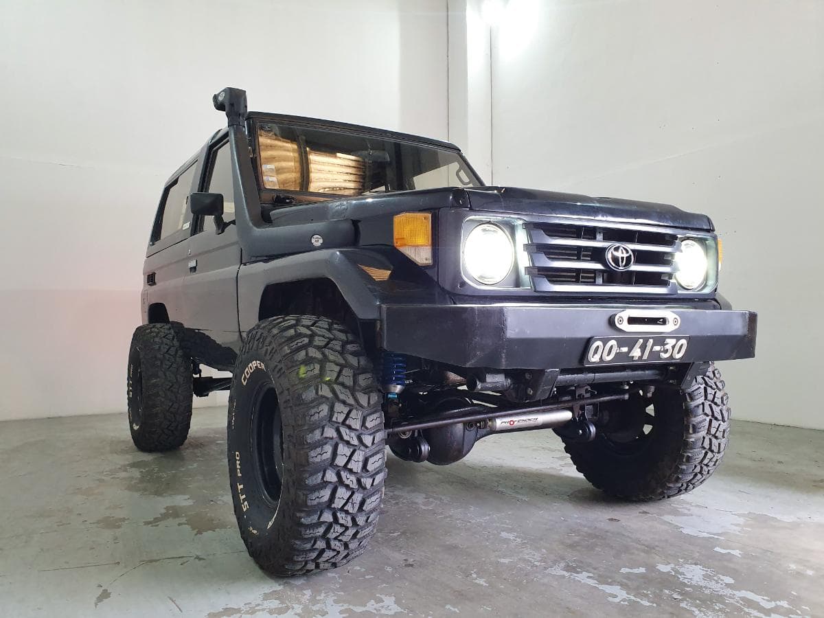 Toyota Land Cruiser 250 · Ano 1988 — image 2