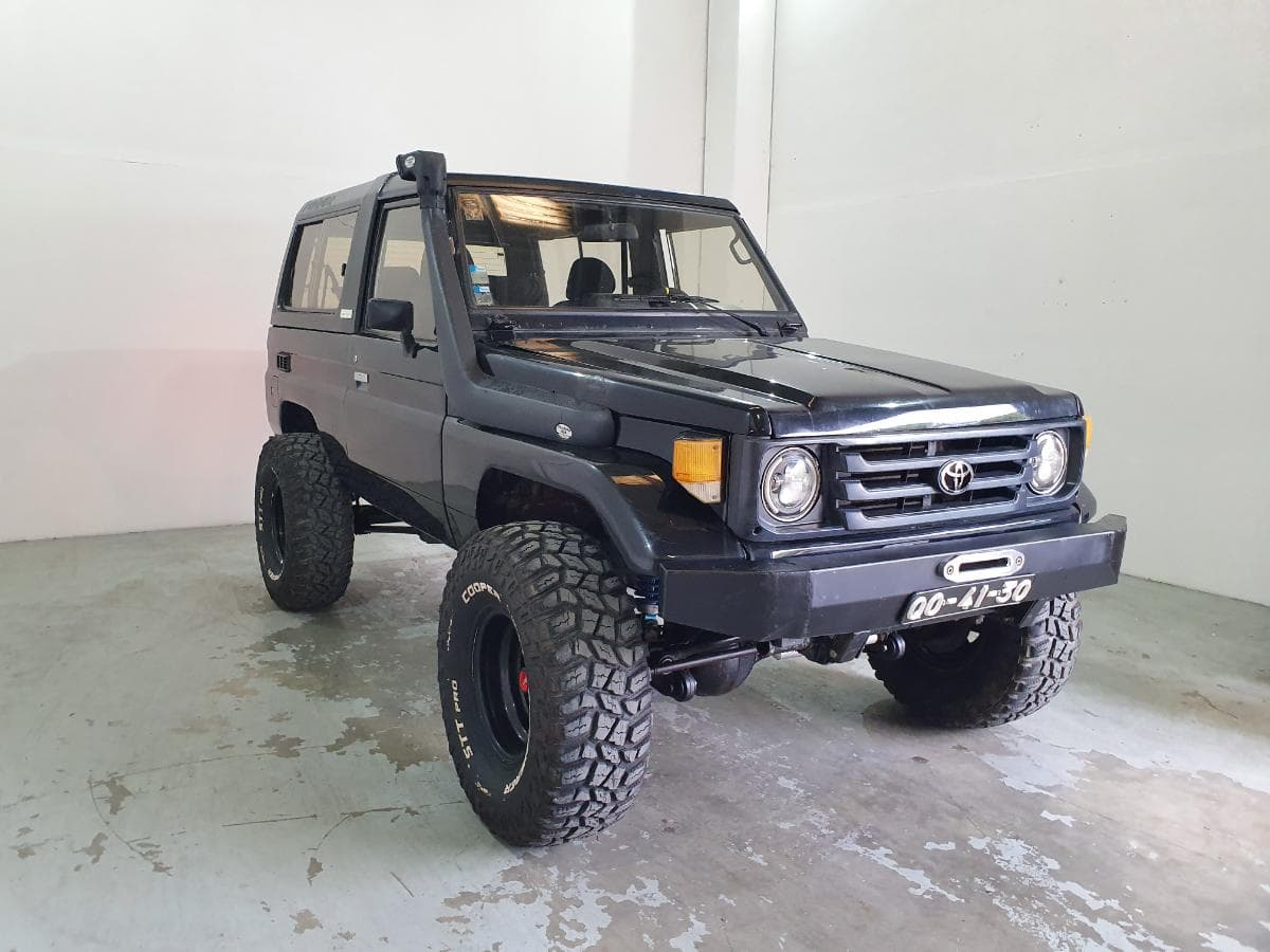 Toyota Land Cruiser 250 · Ano 1988 — image 1