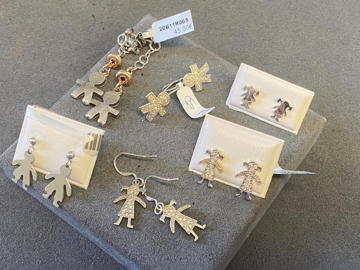 Boucles d'oreilles en argent et autres matériaux — image 1