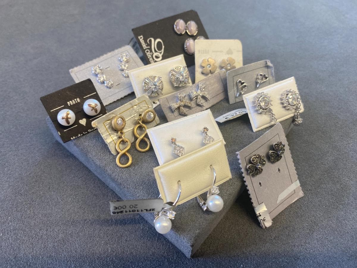 Boucles d'oreilles en argent et autres matériaux — image 1