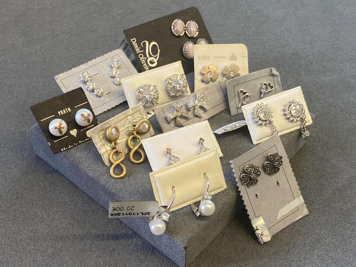 Boucles d'oreilles en argent et autres matériaux — image 2