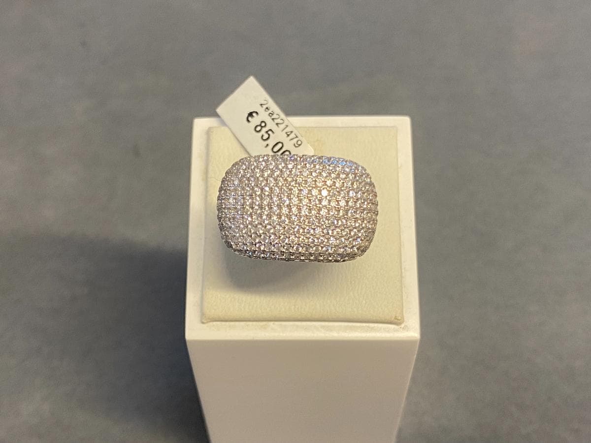 Anillo de plata y otros materiales — imagen 1