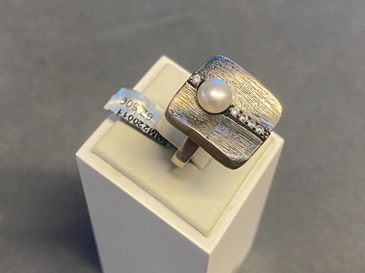 Anillo de plata y otros materiales — imagen 2