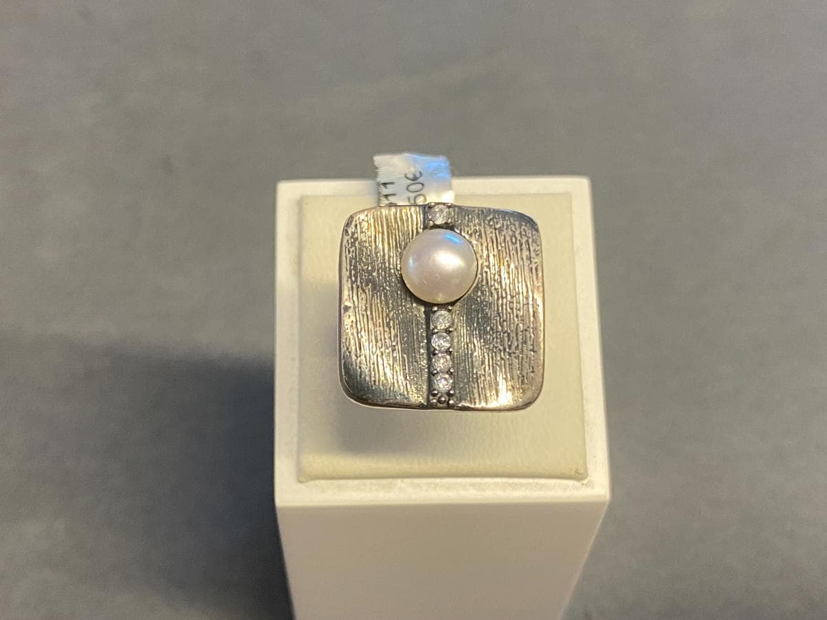 Anillo de plata y otros materiales — imagen 1