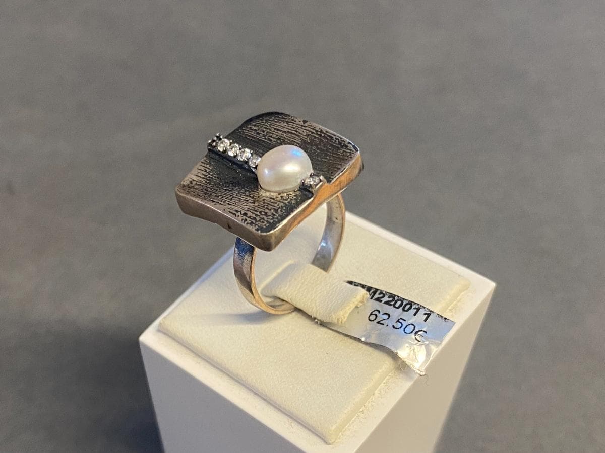 Anillo de plata y otros materiales — imagen 4