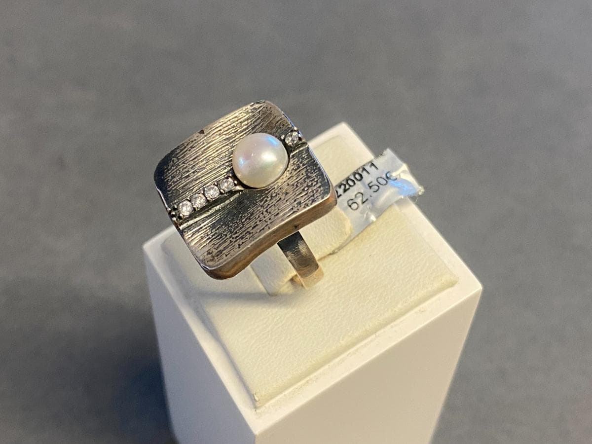Anillo de plata y otros materiales — imagen 3