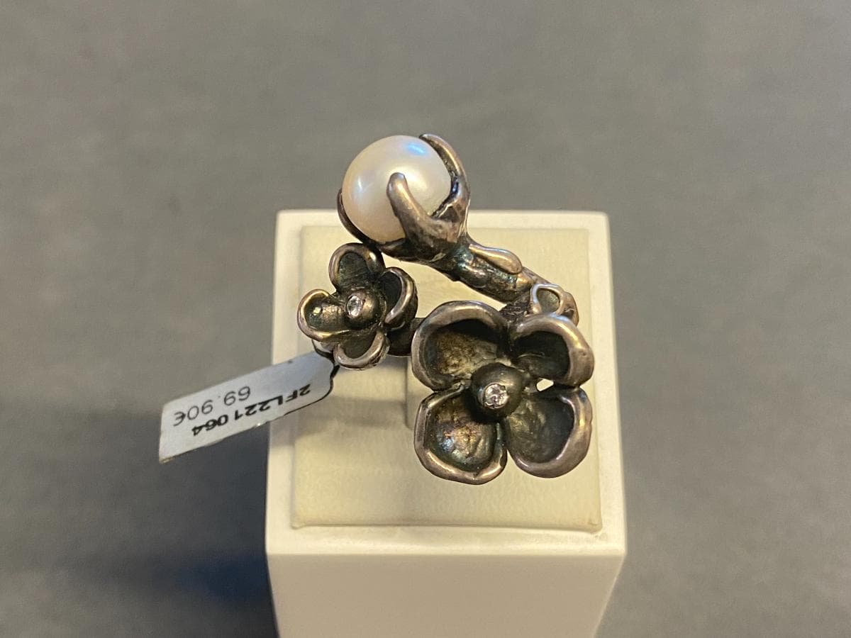 Anillo de plata y otros materiales — imagen 1