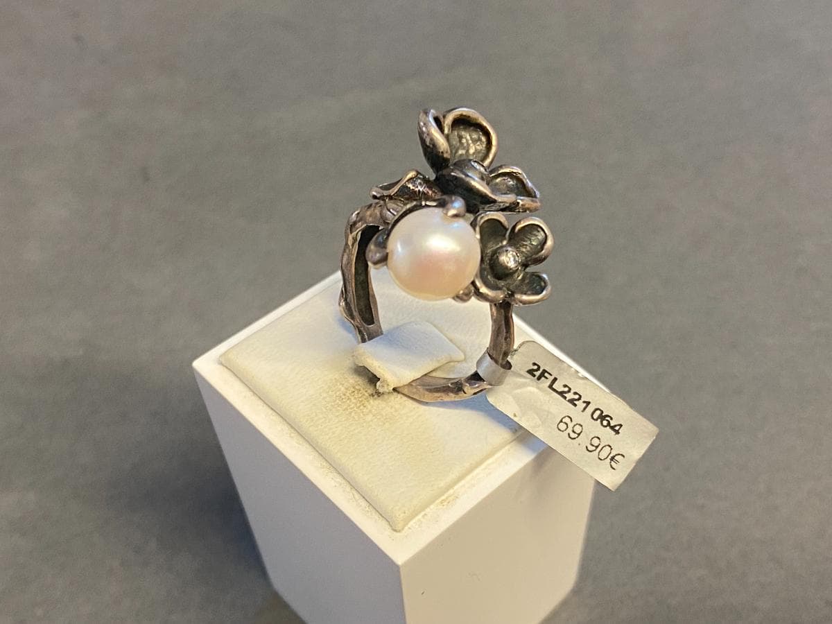 Anillo de plata y otros materiales — imagen 2