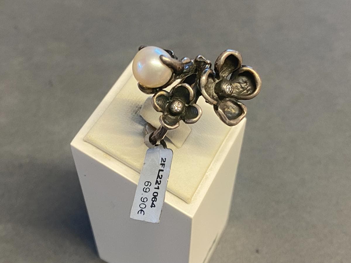 Anillo de plata y otros materiales — imagen 4