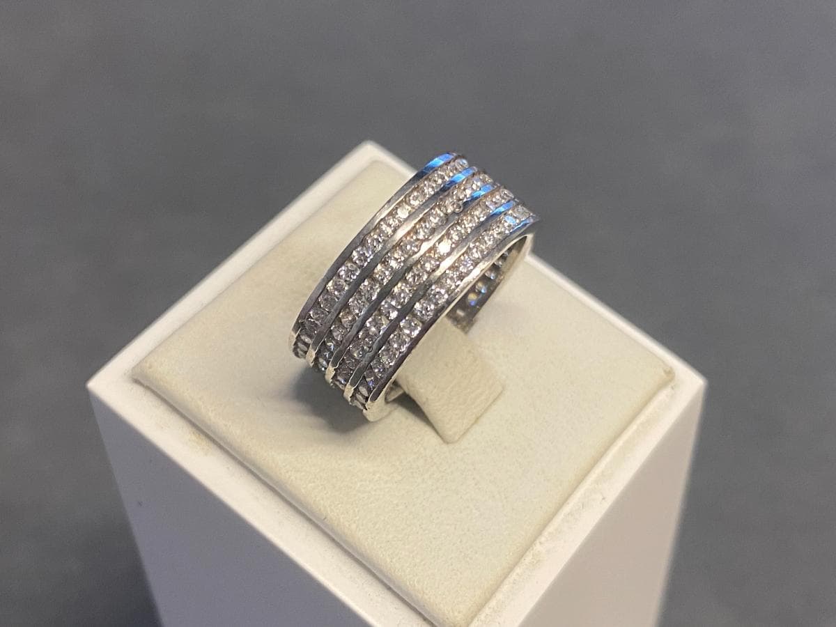 Anillo de plata y otros materiales — imagen 1