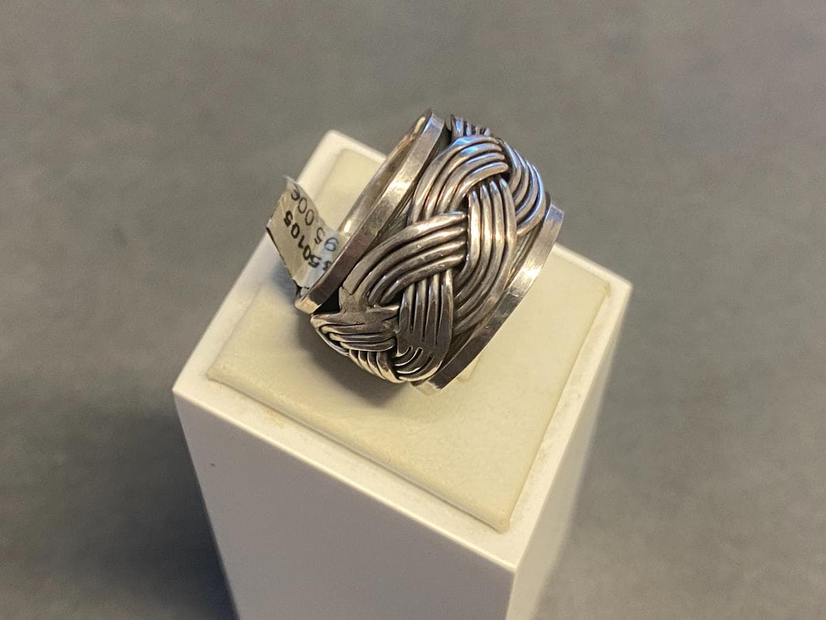 Anillo de plata y otros materiales — imagen 1