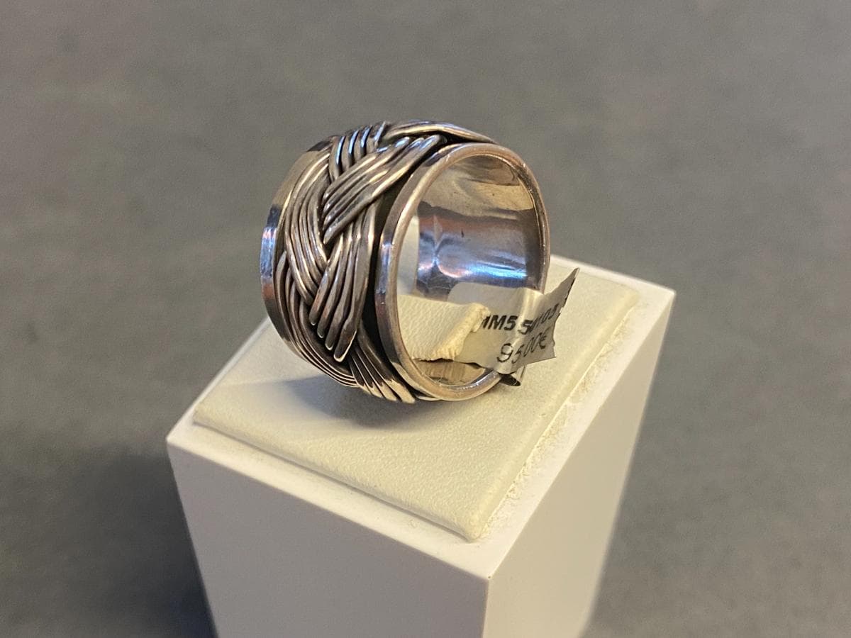 Anillo de plata y otros materiales — imagen 3