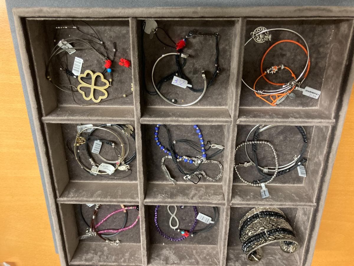 Bracelets — image 1