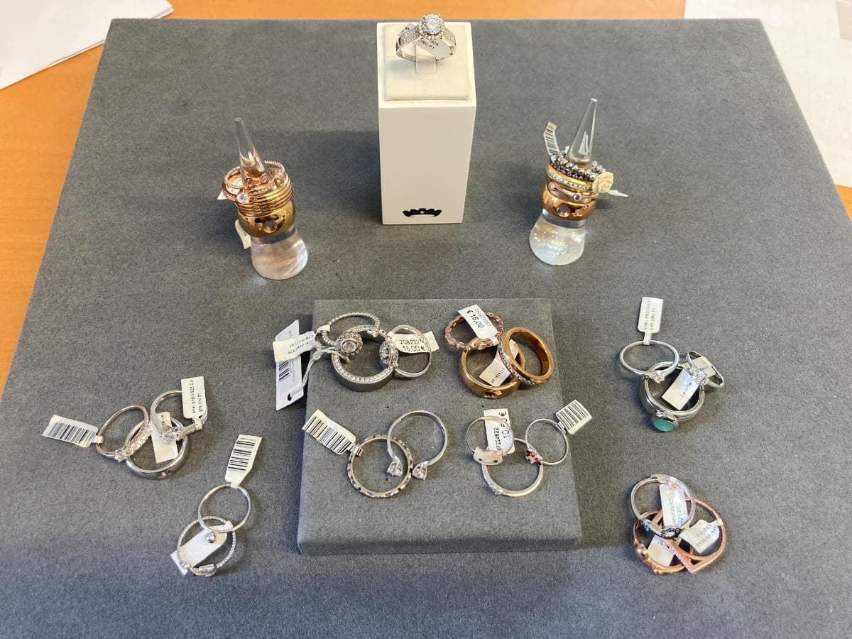 Rings in silver and other materials — image 1