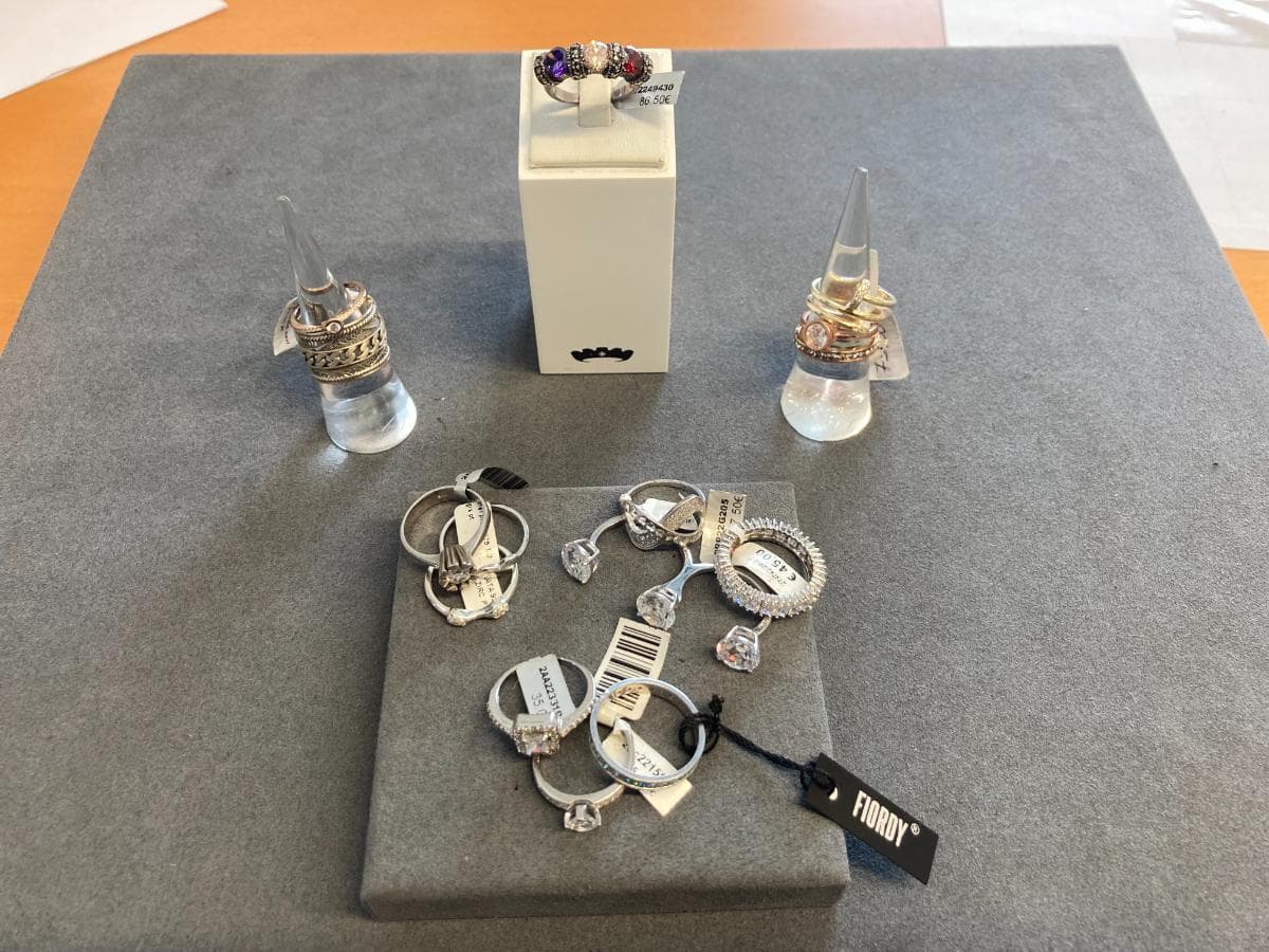 Anillos de plata y otros materiales — imagen 1