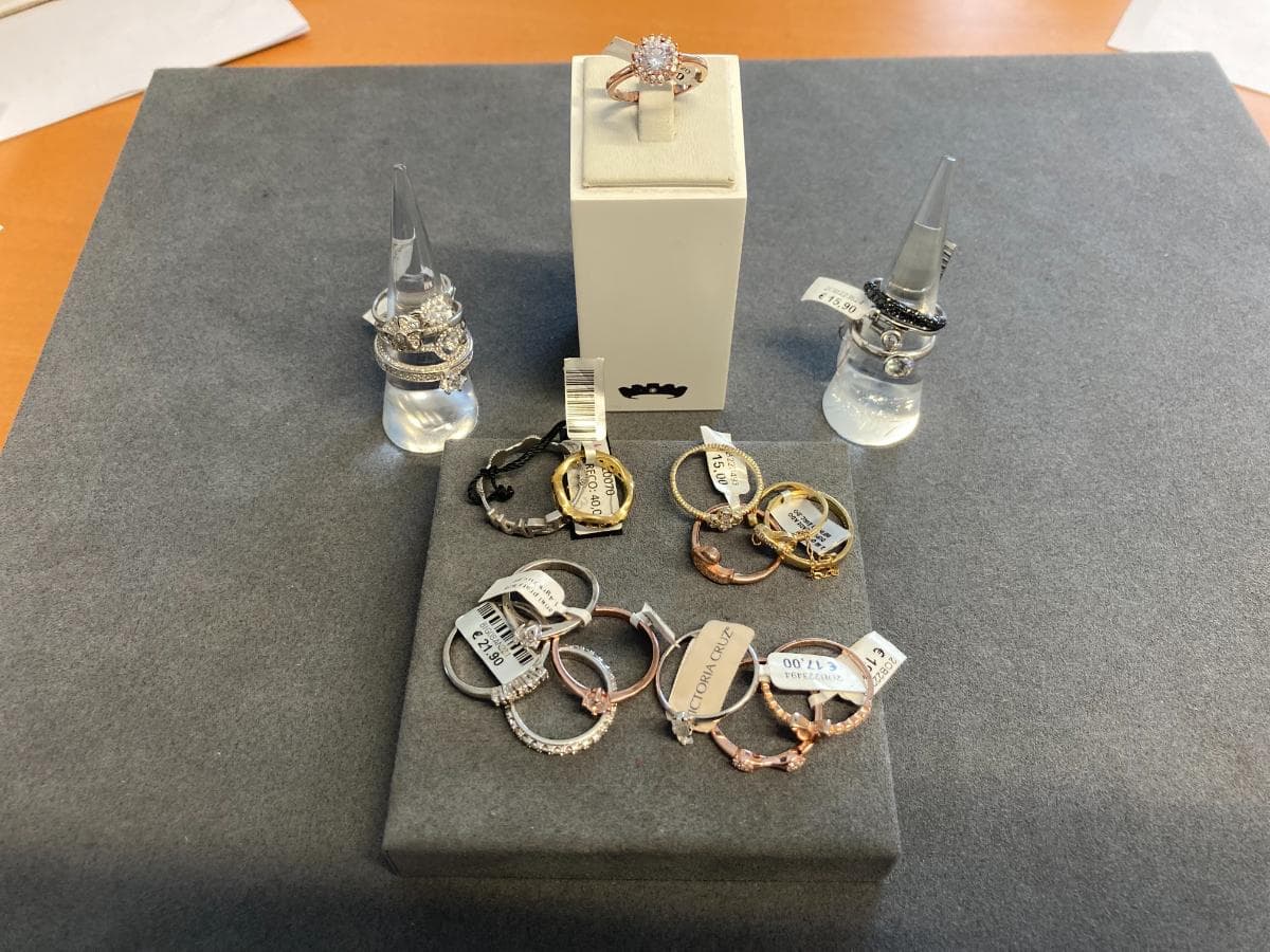 Anillos de plata y otros materiales — imagen 3