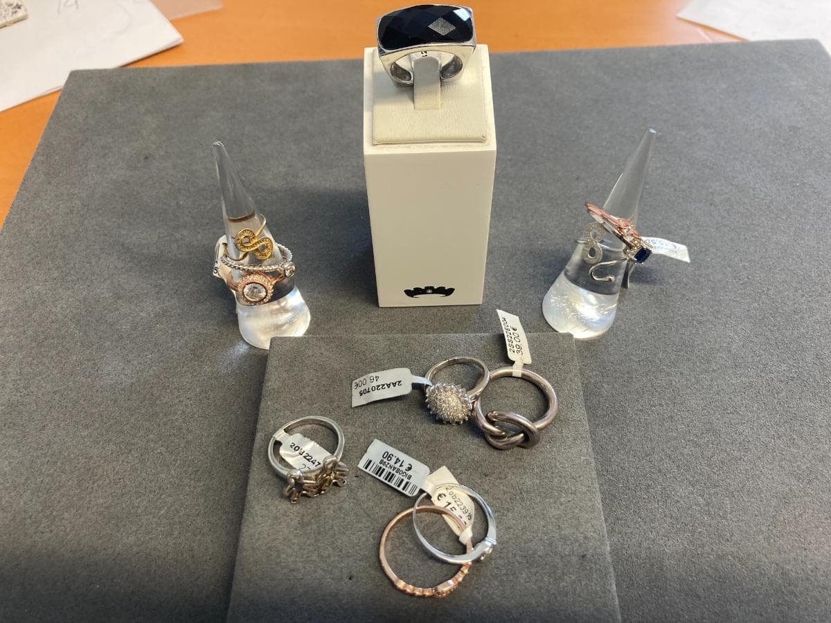 Anillos de plata y otros materiales — imagen 1