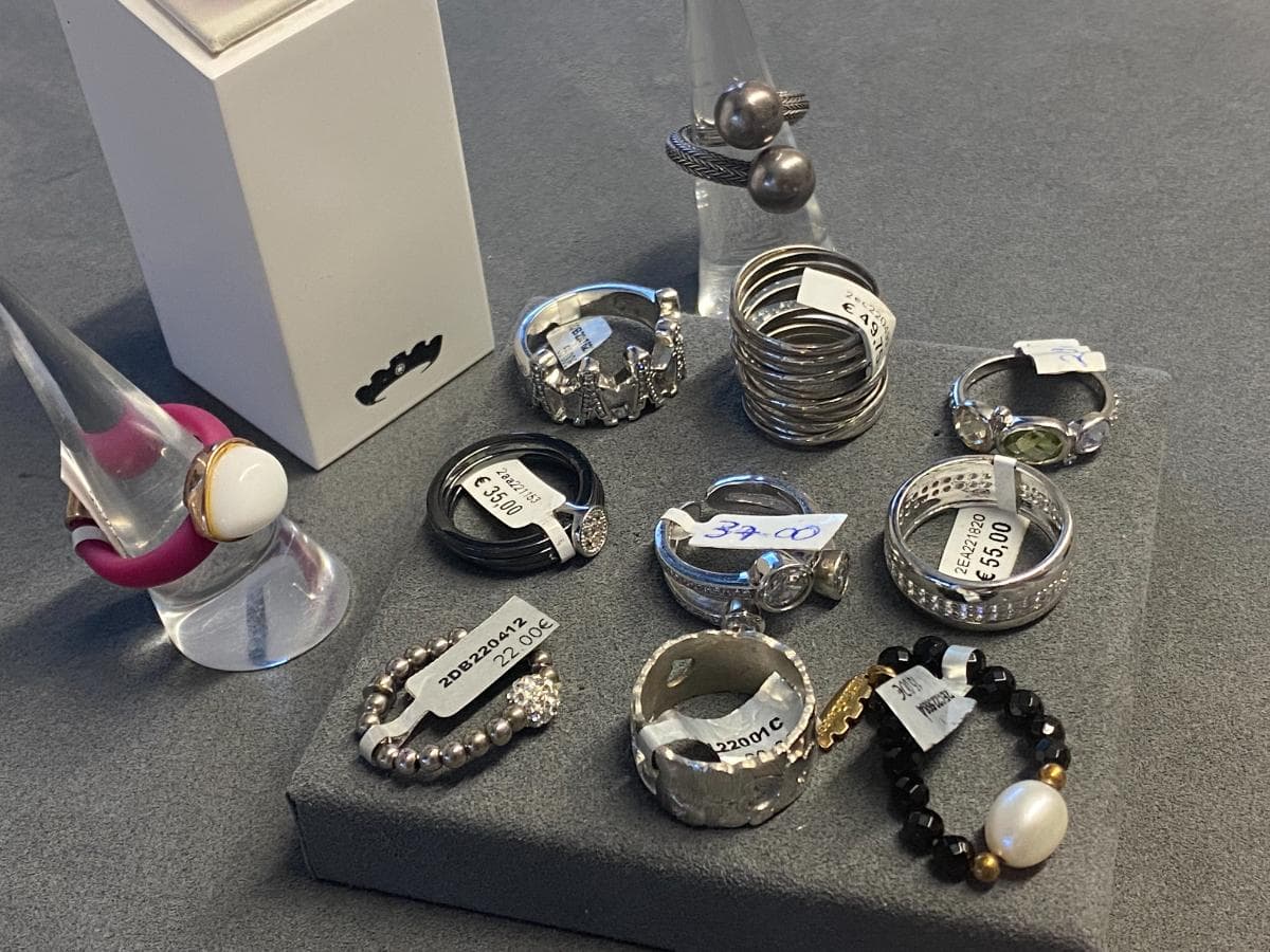 Anillos de plata y otros materiales — imagen 1