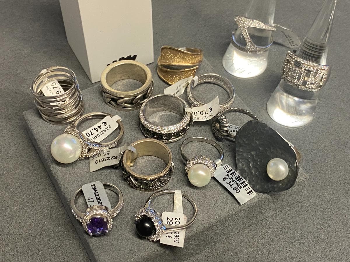 Anillos de plata y otros materiales — imagen 4