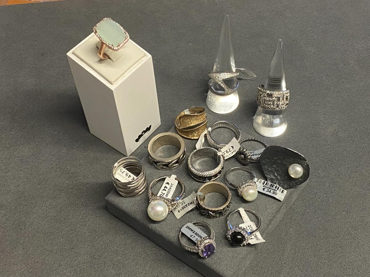 Anillos de plata y otros materiales — imagen 3