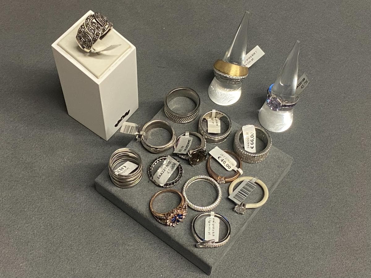 Anillos de plata y otros materiales — imagen 4