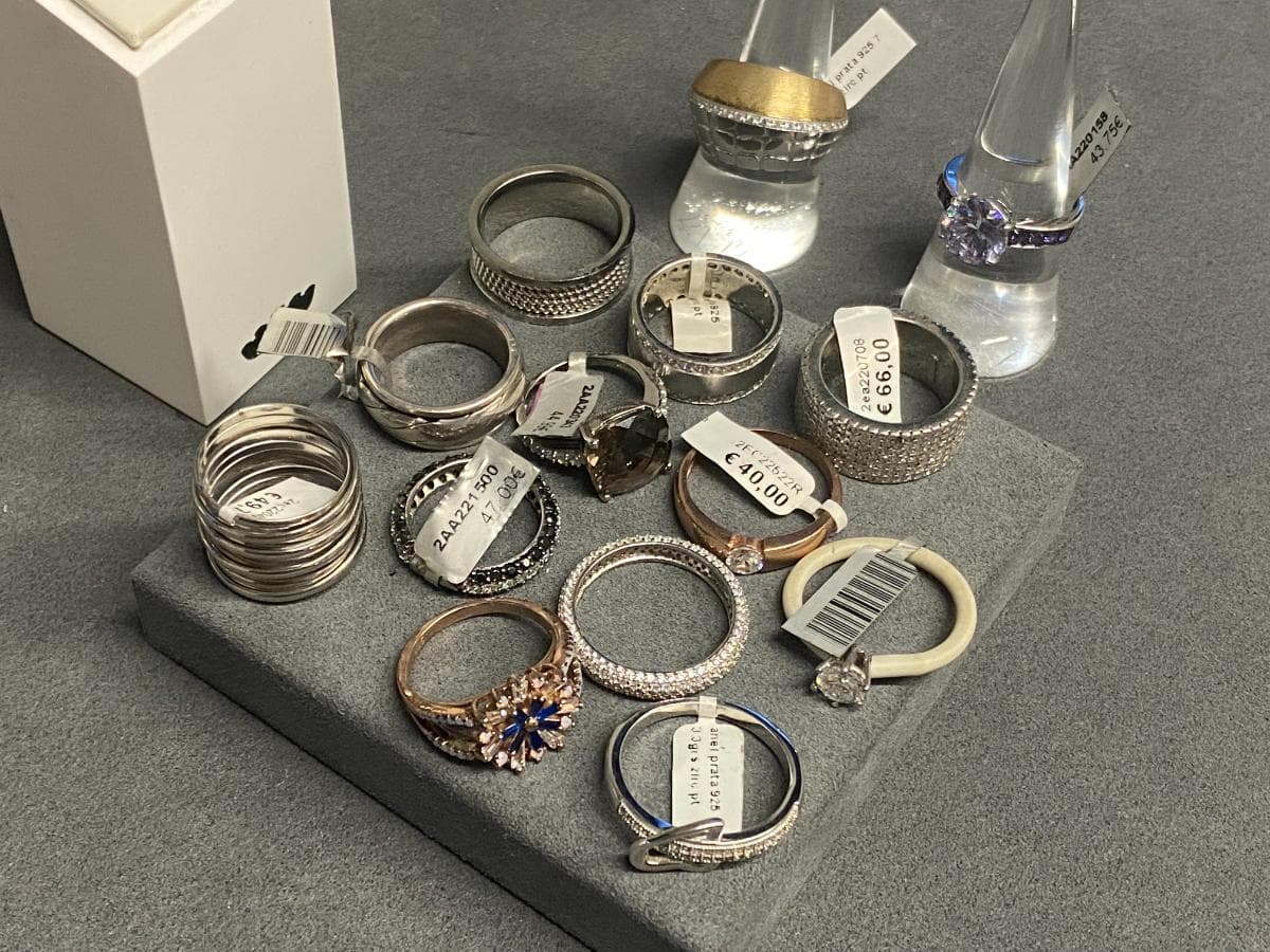 Anillos de plata y otros materiales — imagen 3