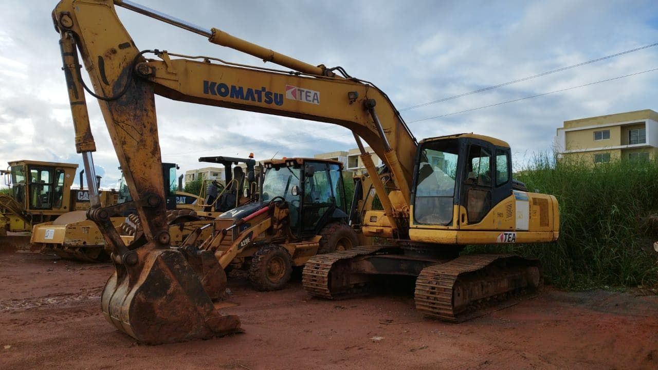 Escavadora de rastos Komatsu PC220 -7 · Samba Caju — image 1