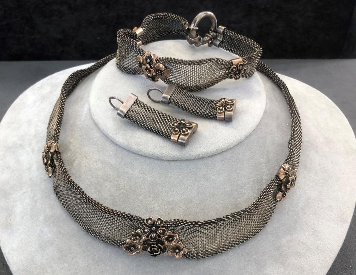 Brincos em prata e outros materiais + Pulseiras em prata e outros materiais + Colar — image 1