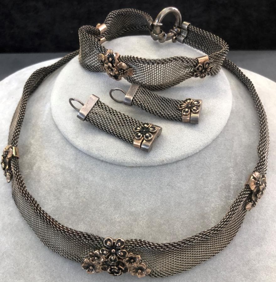 Brincos em prata e outros materiais + Pulseiras em prata e outros materiais + Colar — image 3