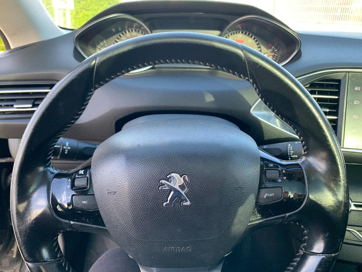 Peugeot 308 1.6 BlueHDI · Año 2015 — imagen 36