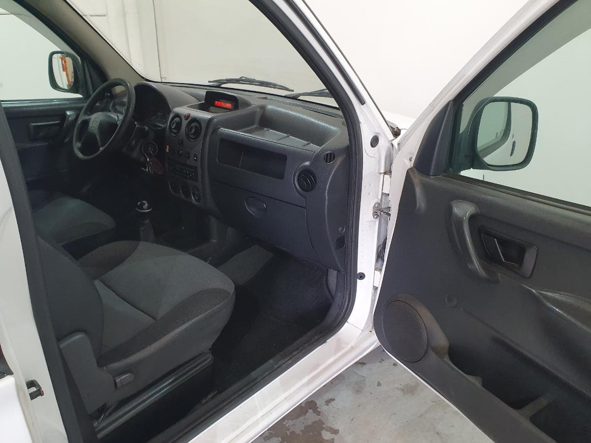 Peugeot Partner 2.0 HDI · Ano 2006 — image 21